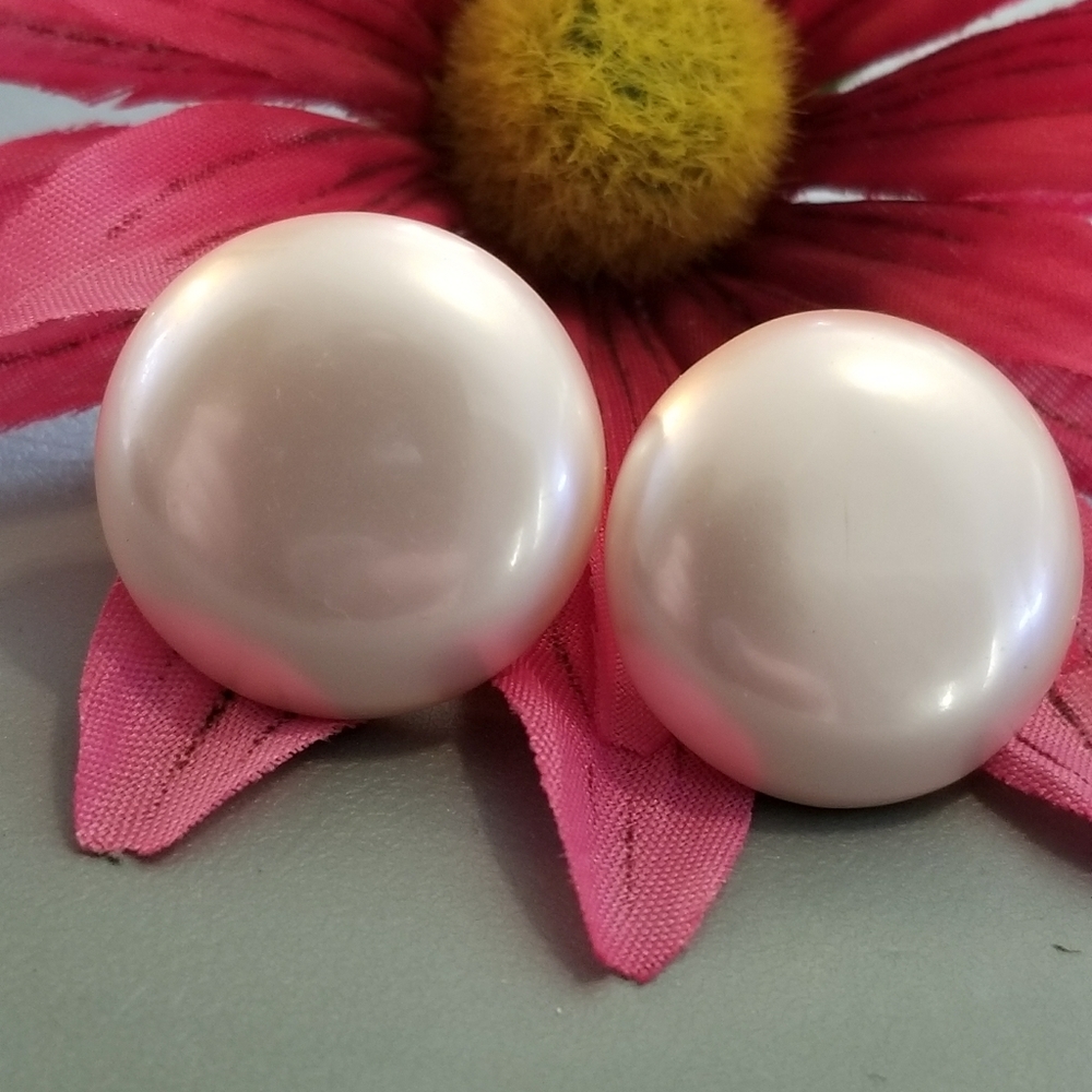 Vintage Crown Trifari pale pink clip earrings pearlcore pearlized